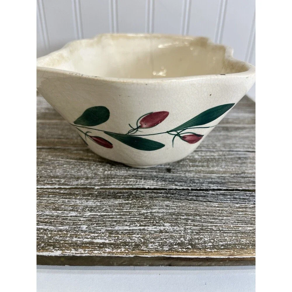Vintage Scalloped Planter with Rose Buds and Green Leaf Vine Pattern‎